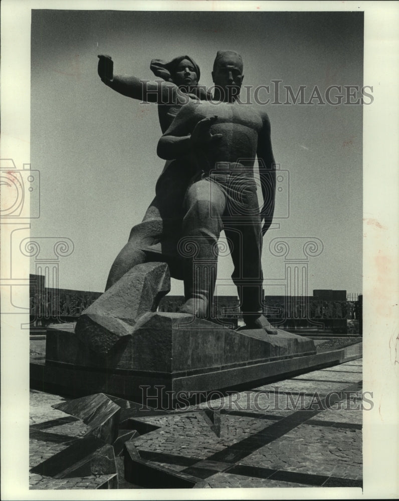 1978 Press Photo Statue Memorial to People of Tashkent - mjc02366 - Historic Images