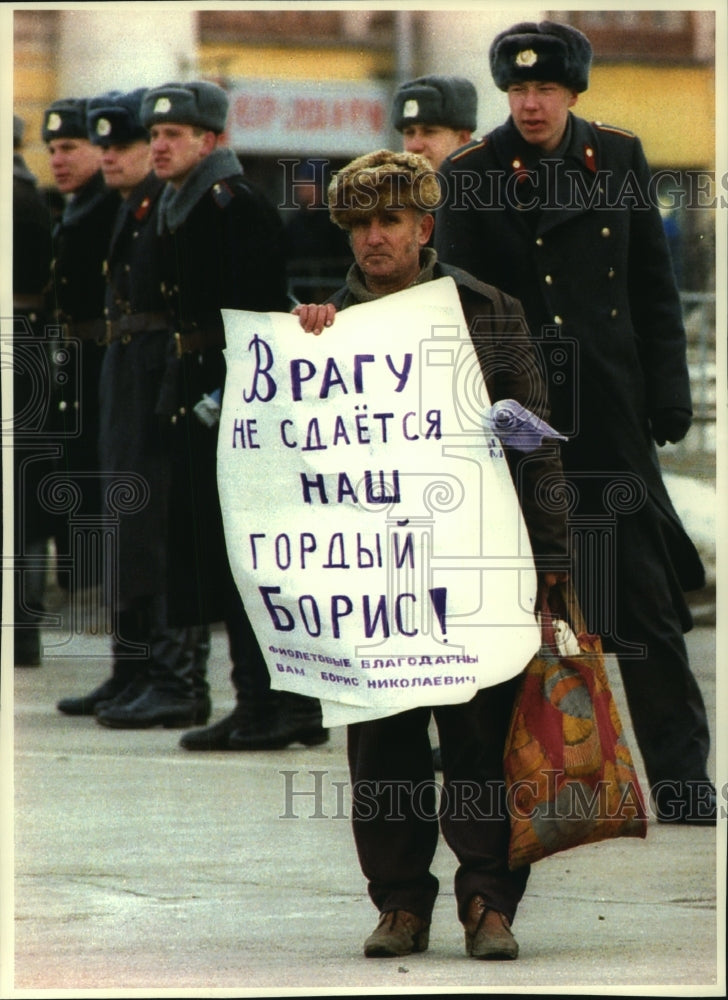 1993 Press Photo Russian supports President Boris Yeltsin in Moscow's Red Square - Historic Images