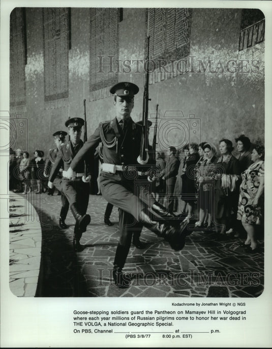 1977 Goose stepping soldiers guard Pantheo, Mamayev Hill, Volgograd - Historic Images