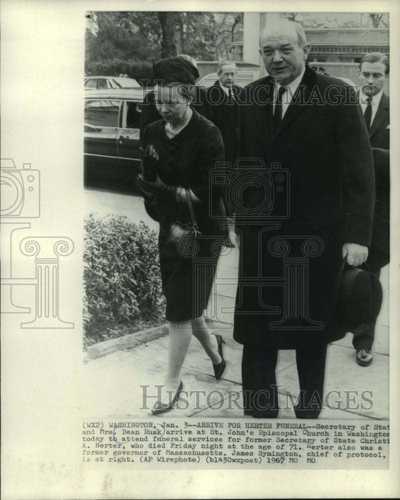 1967 Press Photo Secretary of State and Mrs. Dean Rusk Arriving for Funeral - Historic Images