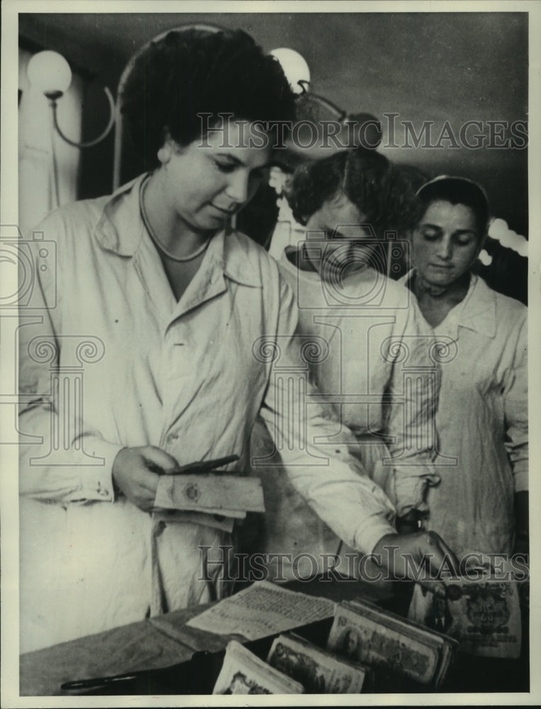 1960 Press Photo Women workers count out their pay at shoe factory in Lvov, USSR - Historic Images