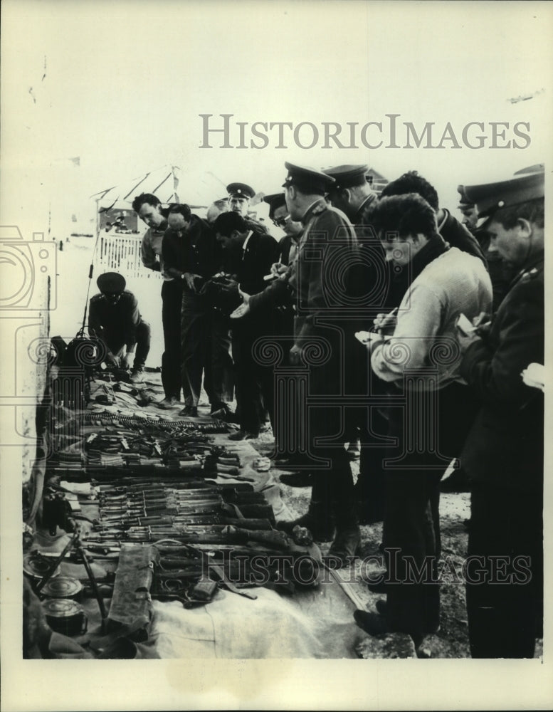 1969 Press Photo Soviet newsmen look at Chinese equipment taken during invasion - Historic Images