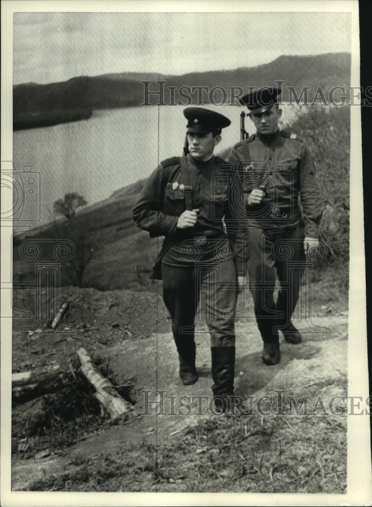 1969 Press Photo Two Russian Border Guards Keep Vigil at Damansky Island - Historic Images