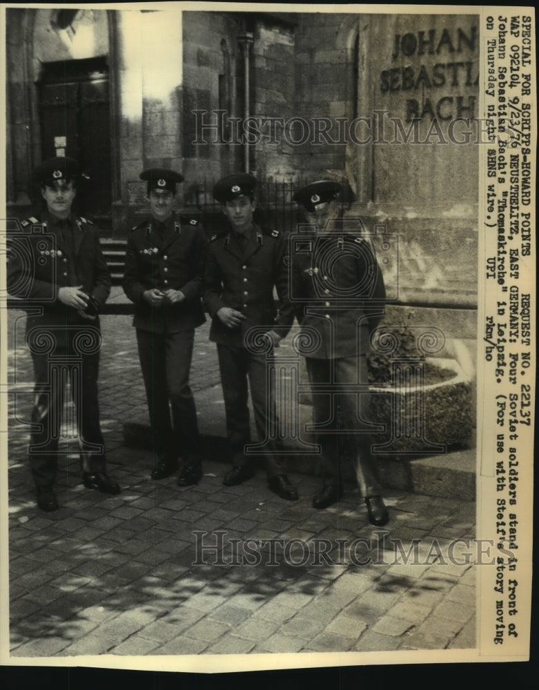 1976 Press Photo Soviet Soldiers Stand in Front of Monument in Leipzig - Historic Images
