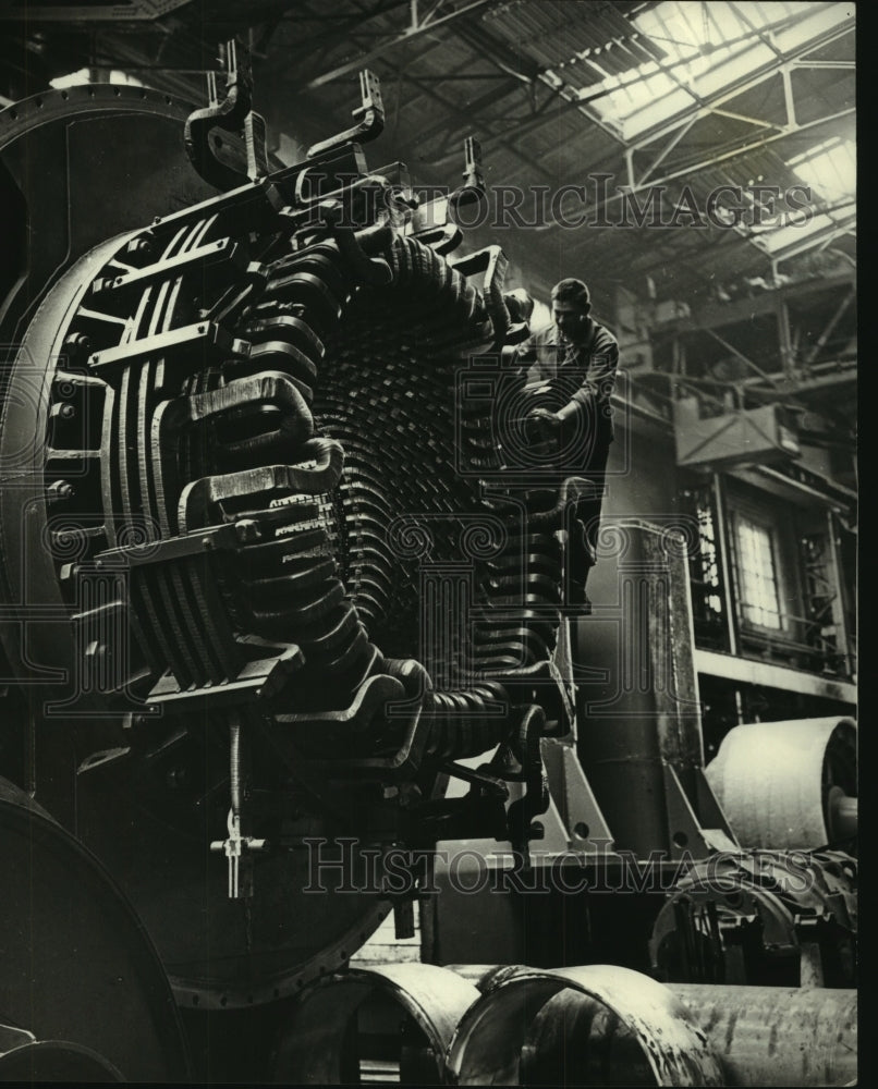 1964 Press Photo Hydro-Electric Generator Being Assembled at Plant in Leningrad - Historic Images