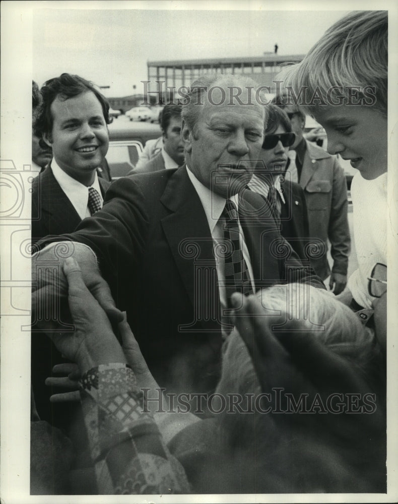 1975, Robert Kaster With Gerald Ford Visiting Milwaukee - mjc02436 - Historic Images