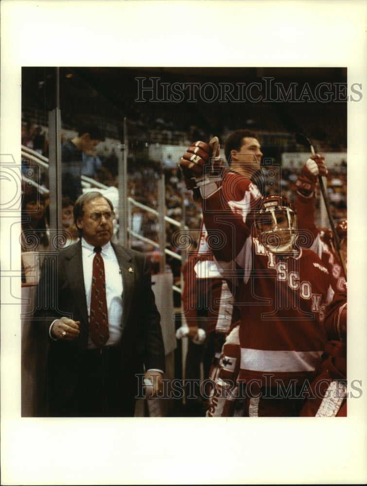 1993 Badgers Coach Jeff Sauer & his players on Wisconsin bench - Historic Images