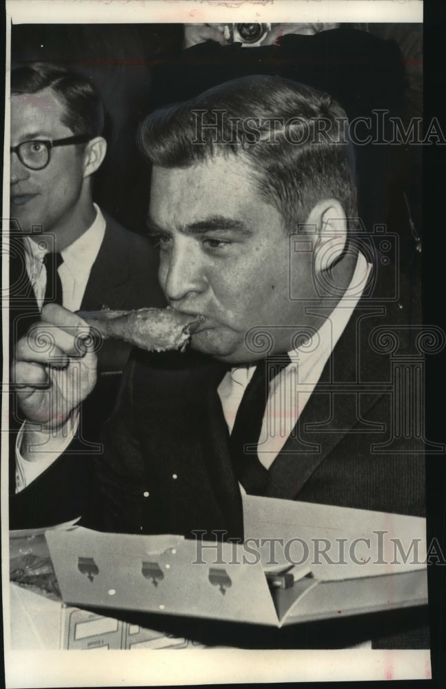 1964 Press Photo Senate hopeful Pierre Salinger eats fried chicken in California - Historic Images