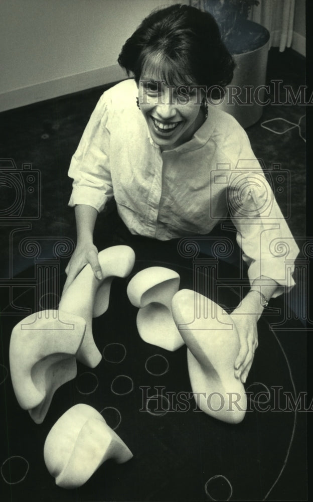 1985 Press Photo Cindy O&#39;Neil, reconfigured &quot;Figurative Landscape&quot; designer - Historic Images