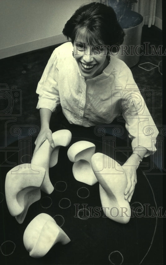 1985 Press Photo Cindy O'Neil, reconfigured "Figurative Landscape" designer - Historic Images