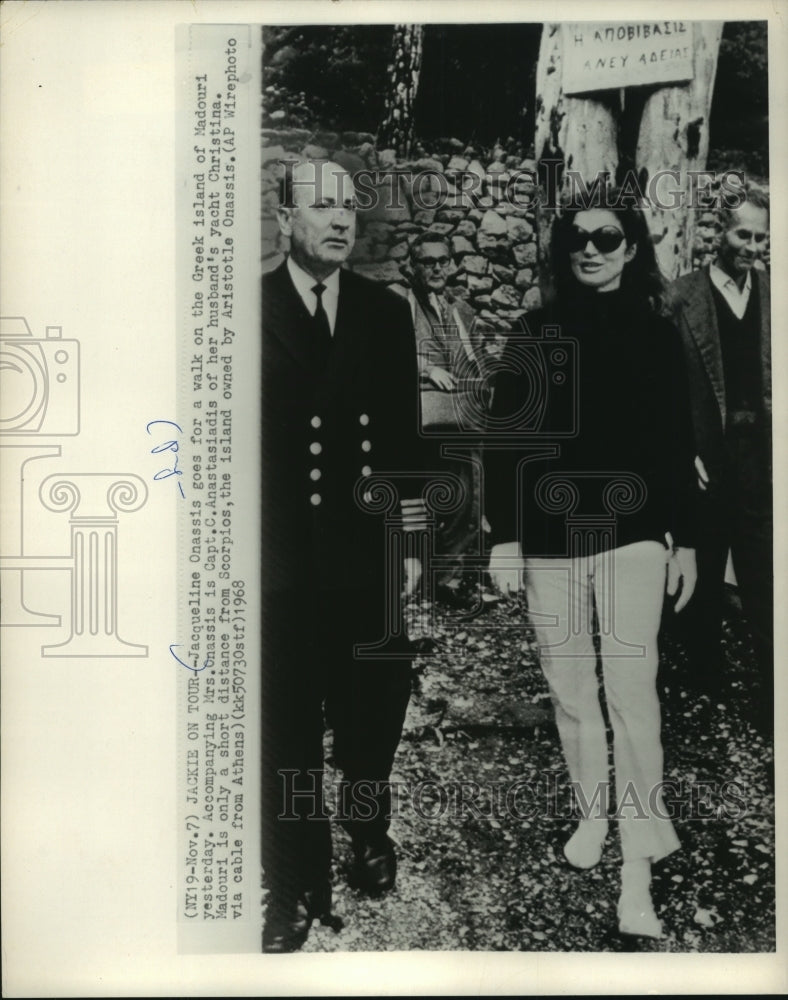 1968 Press Photo Jacqueline Onassis and Capt. C. Anastasiadis on Madouri Island - Historic Images