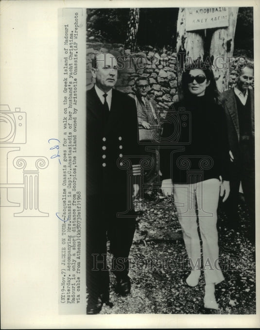 1968 Press Photo Jacqueline Onassis and Capt. C. Anastasiadis on Madouri Island - Historic Images