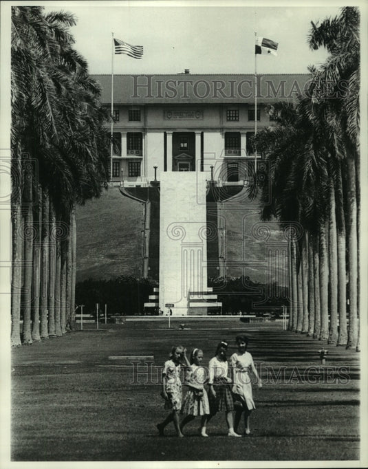 1964 Press Photo Students Passing United States and Panamian Flags - mjc02481 - Historic Images