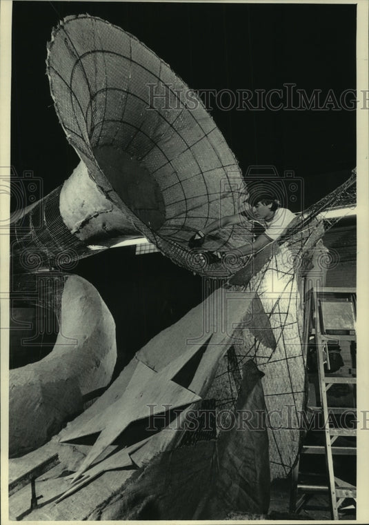 1985, "Stars and Stripes" float construction, Chicago, Illinois - Historic Images