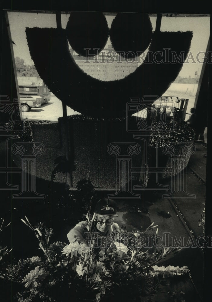 1987 Press Photo City of Festivals Parade. Jerry Hill works on Irish float - Historic Images