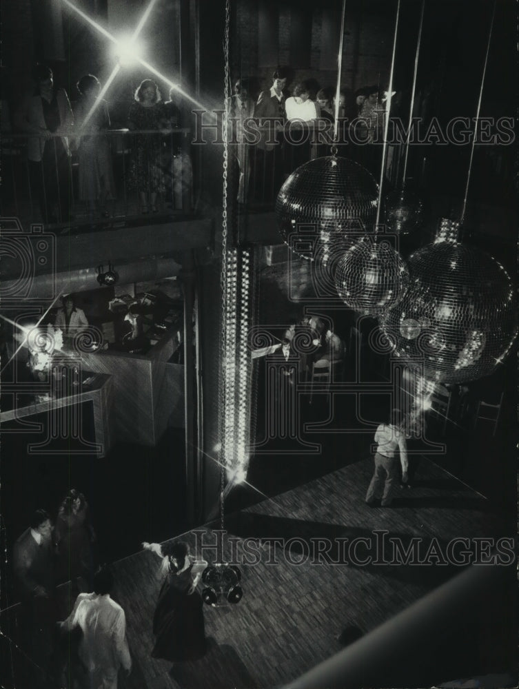 1978 Lights flashed and mirrors glisten at Park Avenue Discotheque - Historic Images