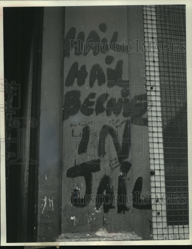 1972 Press Photo"Hail, Hail, Bernie in Jail," Protestant sign in North Ireland - Historic Images
