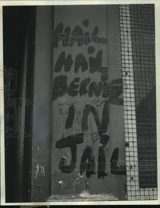 1972 Press Photo"Hail, Hail, Bernie in Jail," Protestant sign in North Ireland - Historic Images