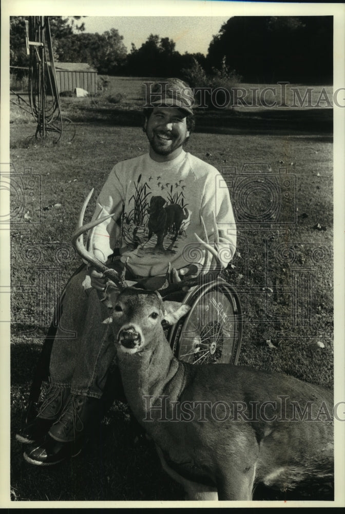 1993 Press Photo Randy Hansen with nine-point buck in southwestern Wisconsin - Historic Images