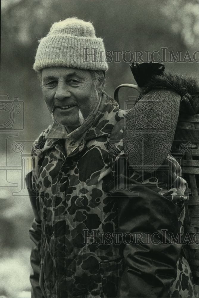 1990 Press Photo Lowell Benedict, hunter and trapper of Wisconsin - mjc02559 - Historic Images