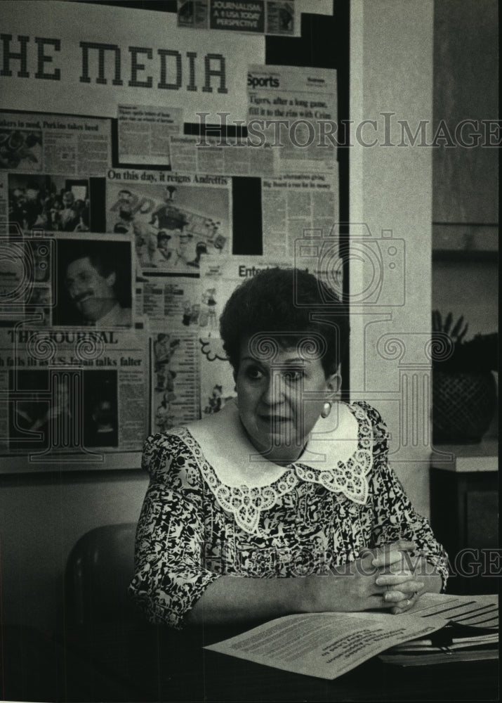 1992, Teacher Mary Sorensen helps students build self-esteem - Historic Images