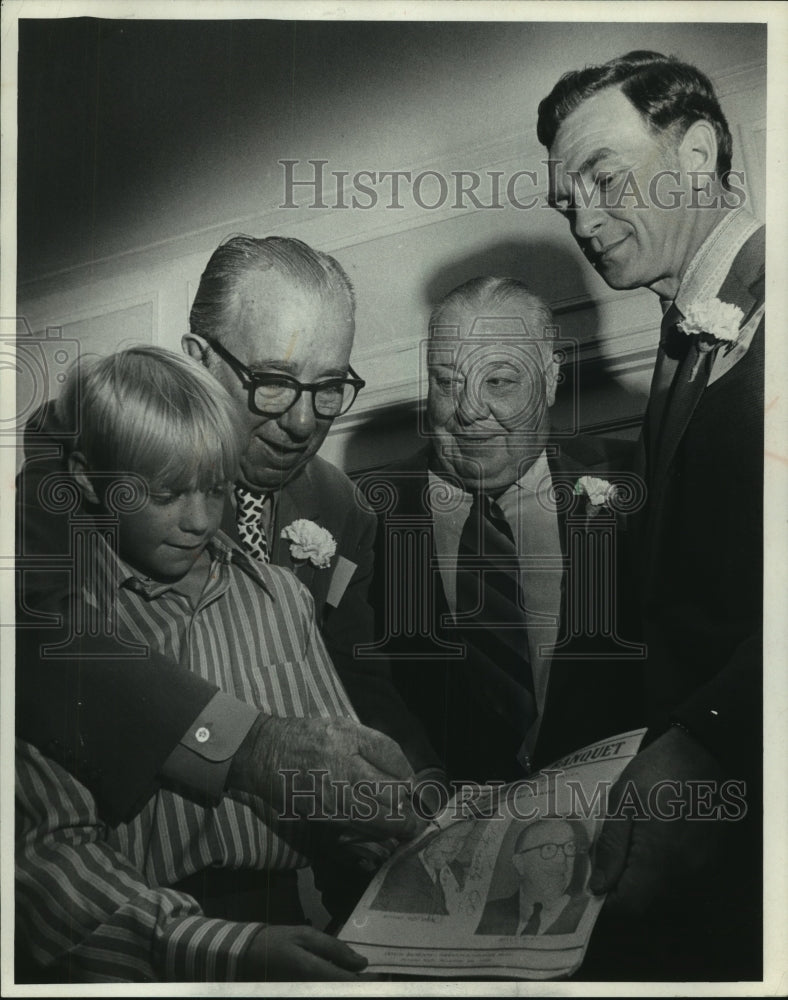1970 Press Photo Richard (Red)Smith joins others at Old Time Ballplayers dinner - Historic Images