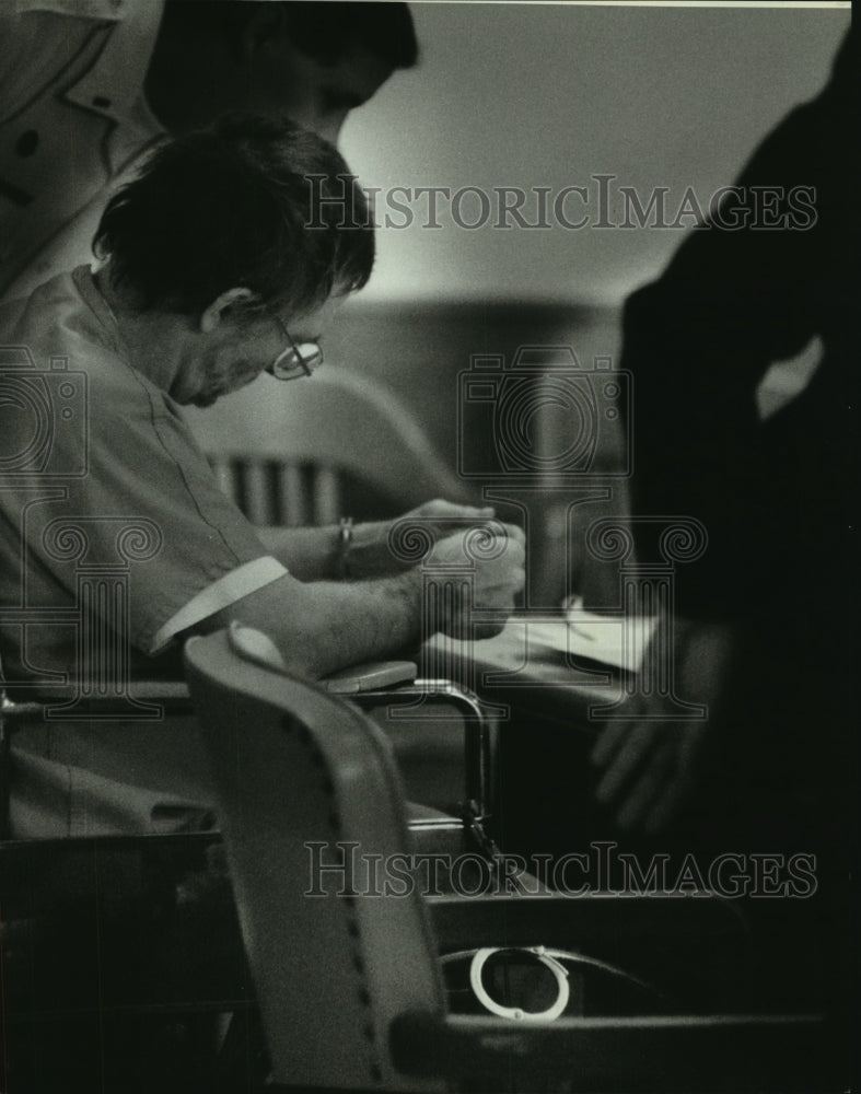 Press Photo James Oswald with one arm in handcuffs - mjc02580 - Historic Images