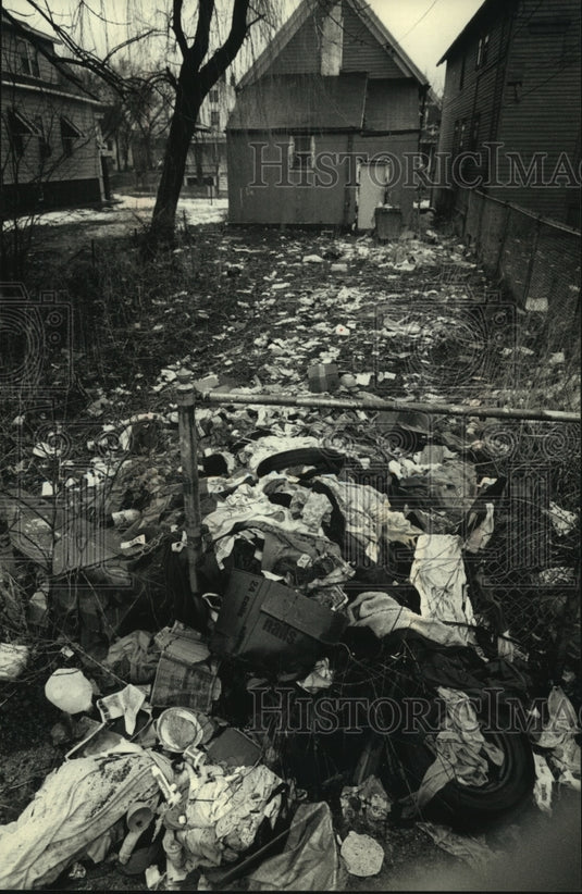 1990 Poverty and deteriorating city housing, Milwaukee Wisconsin - Historic Images