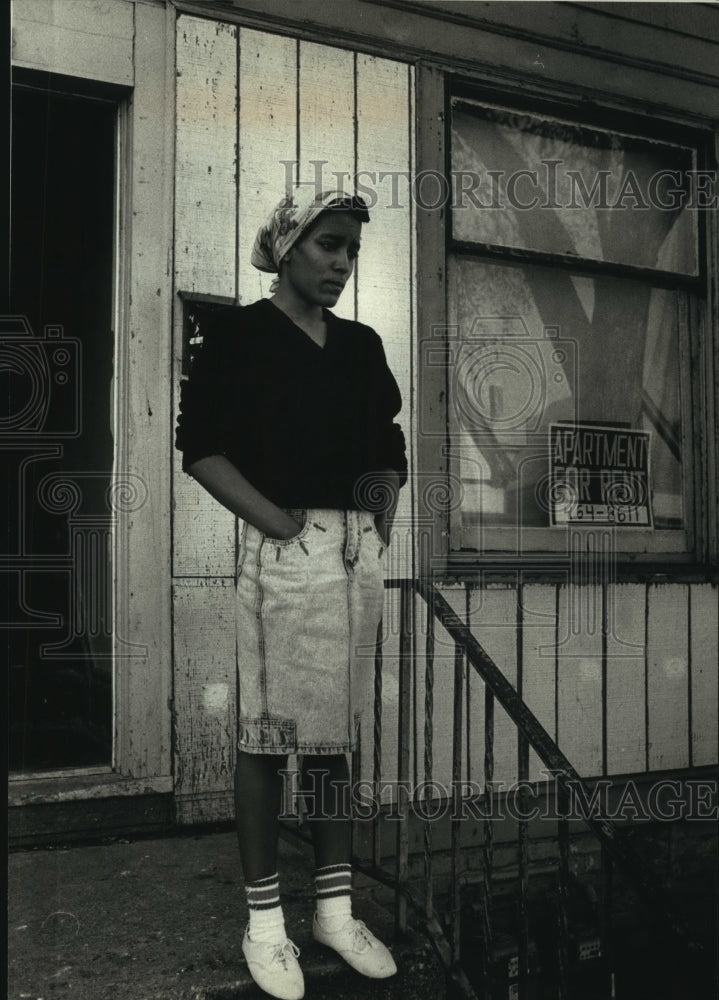 1991 Press Photo Debra Dunbar outside her dilapidated apartment, Milwaukee - Historic Images