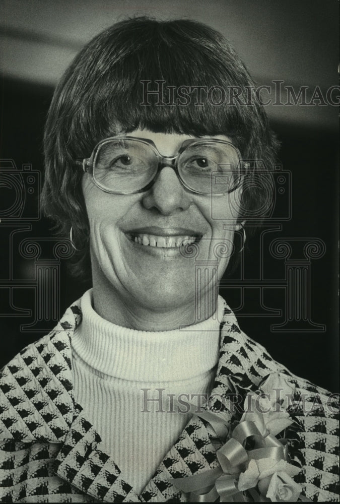 1976 Press Photo First time author and teacher Ferne Price debuts first book - Historic Images