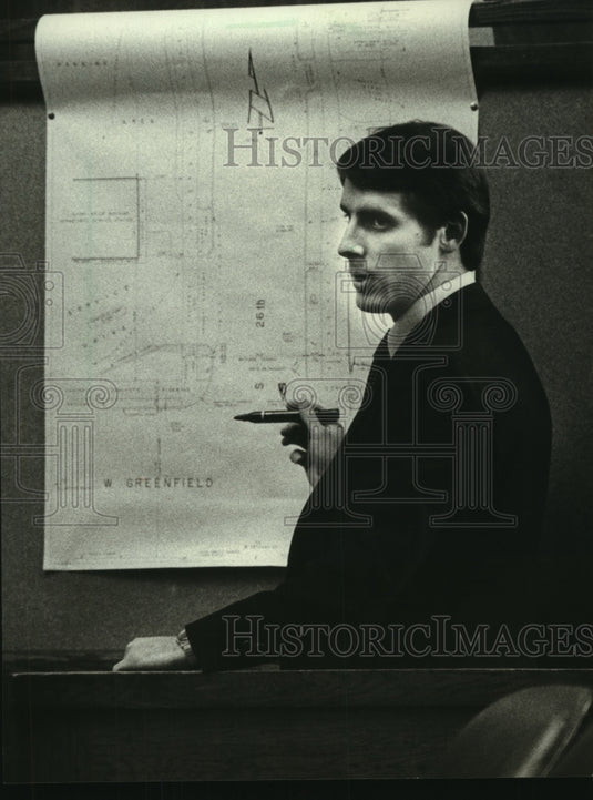 1981, Milwaukee Police Officer Gregory Price during testimony - Historic Images