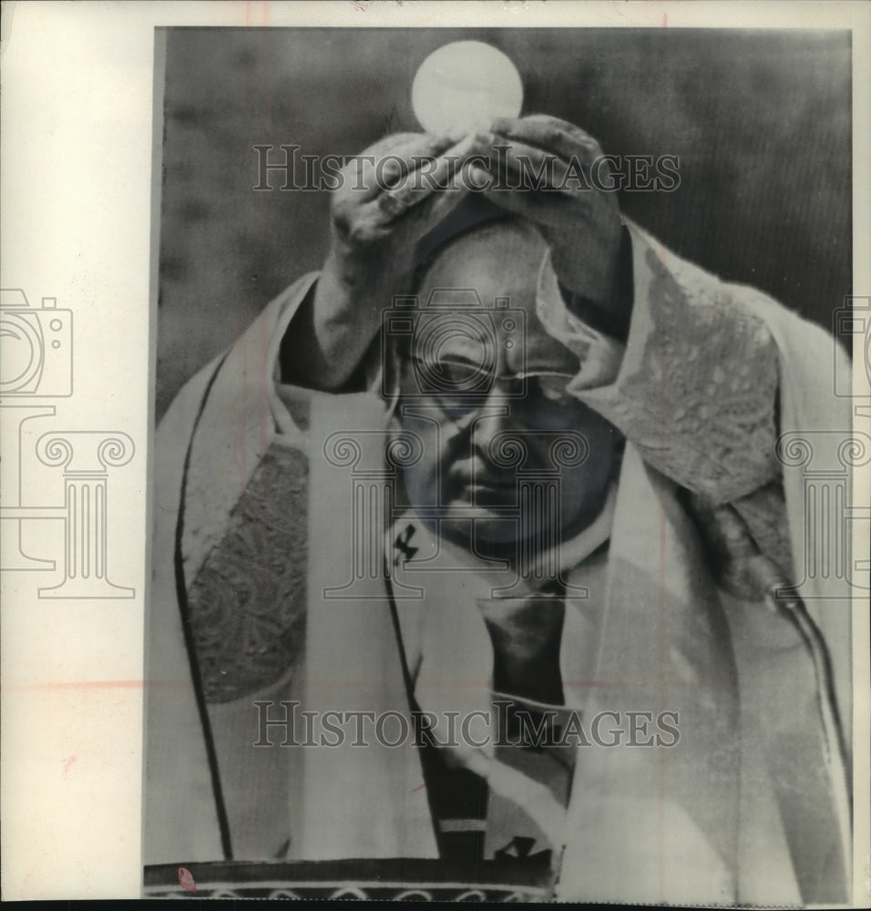 1966, Pope Paul as he celebrated outdoor Easter mass - mjc02649 - Historic Images
