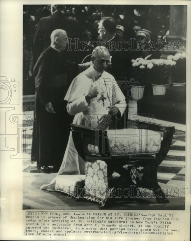 1965 Press Photo Pope Paul VI kneeling in prayer with worshipers, New York. - Historic Images