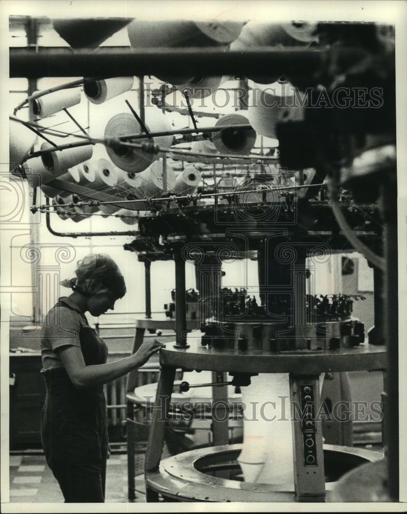 1968 Press Photo Woman Works At Machine In Kiev's Rosa Luxembourg Factory - Historic Images