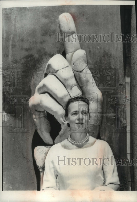 1962, Mrs. Dean Rusk In Front Of Statue At Capidoglio Palace In Rome - Historic Images