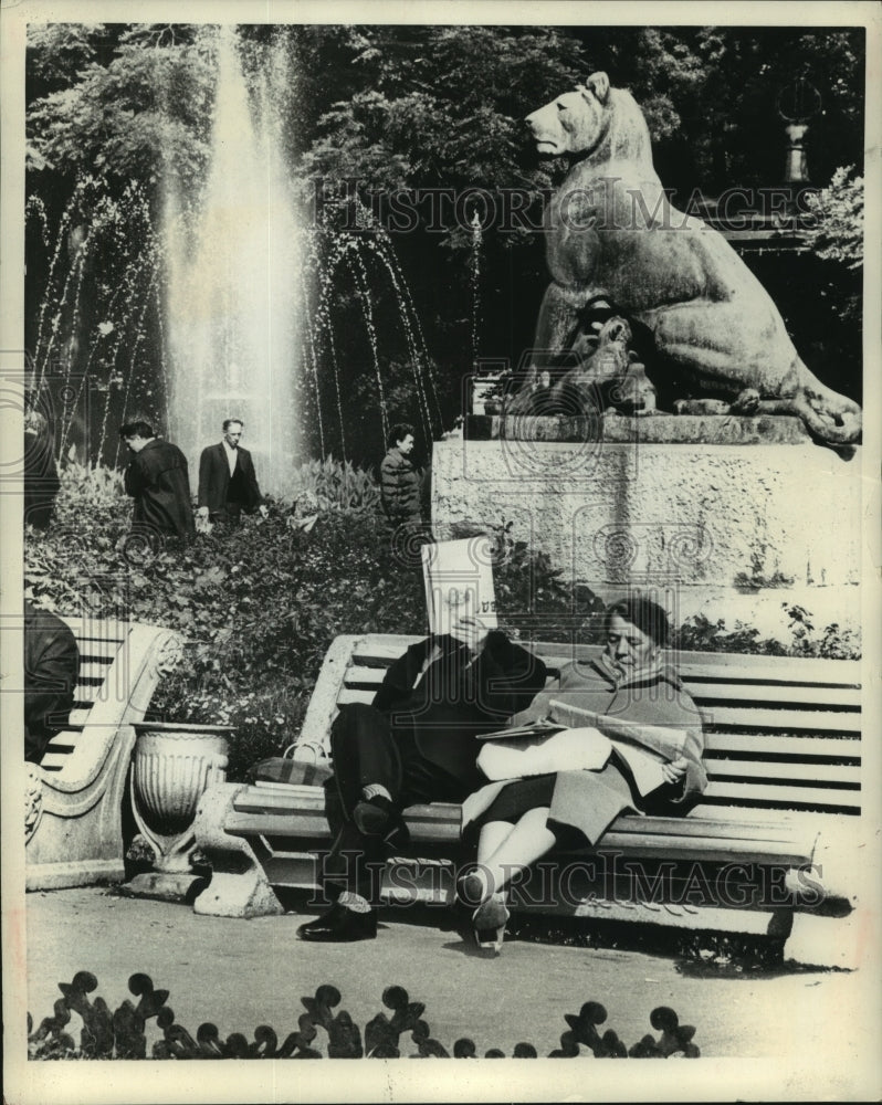 1973 Press Photo Russians Sit in the Park With Fountain Splashing Behind Them - Historic Images
