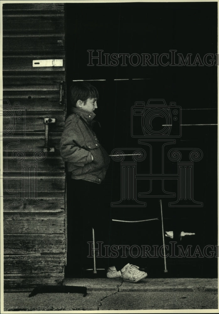 1988 Press Photo Matt Mitchell watches gun safety class near West Bend - Historic Images