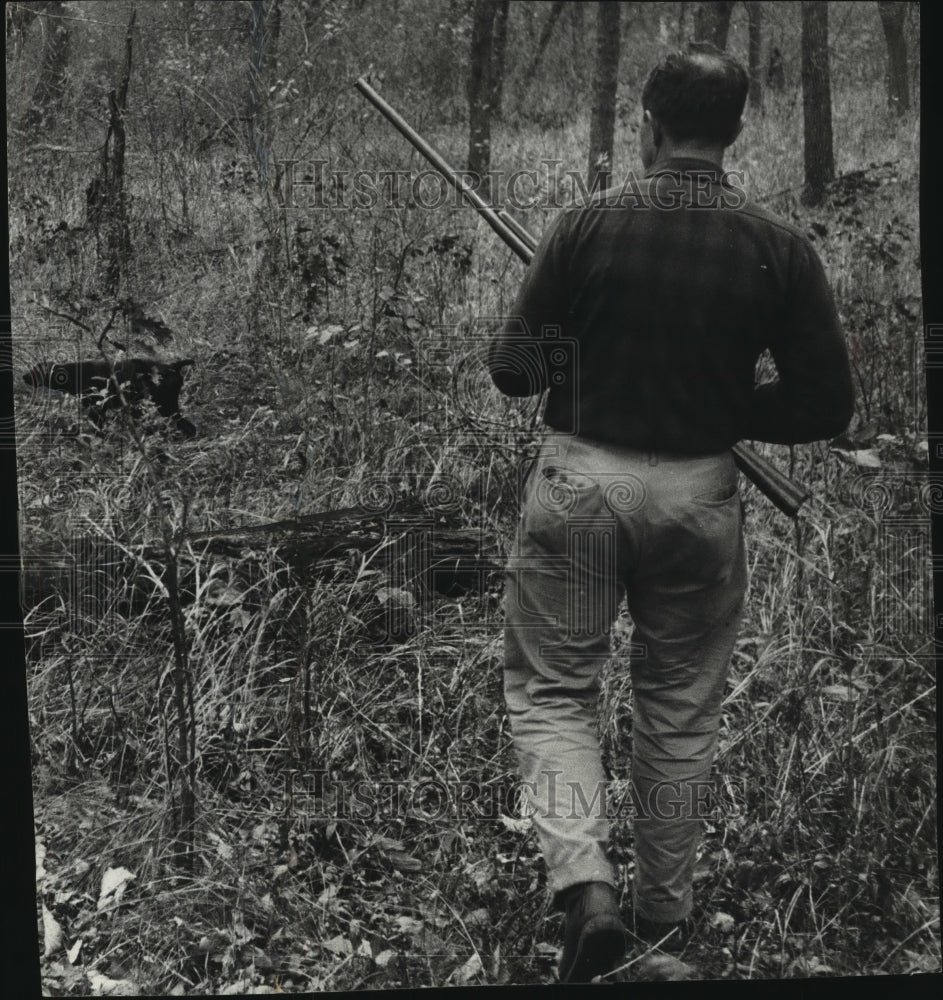 Press Photo Veteran Rainey Hunting Grouse Along Mississippi River in Wisconsin - Historic Images