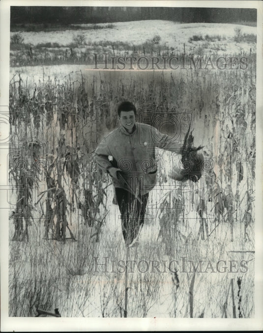 1966 Press Photo Pete De Garo of Milwaukee displays pheasant he bagged - Historic Images