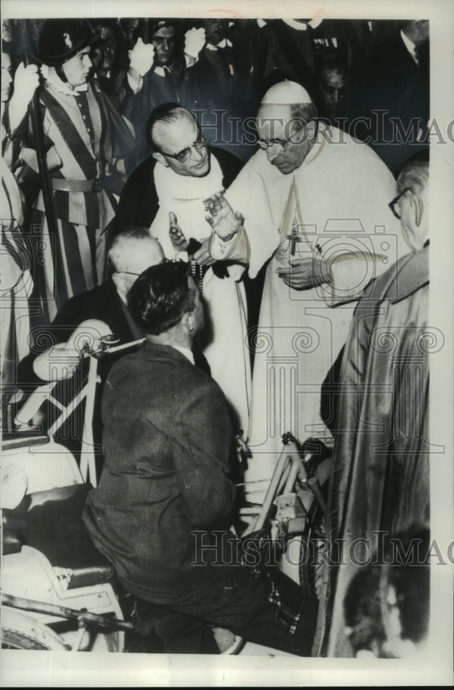 1956 Press Photo Pope Pius XII Blesses Cripples Italian Veteran in Rome - Historic Images