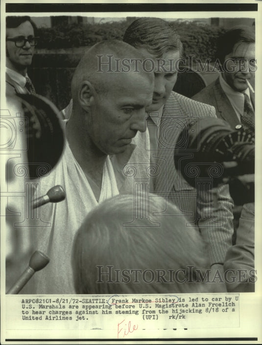 1972 Press Photo Frank Markoe Sibley Is Led To Car To Hear Charges For Hijacking - Historic Images
