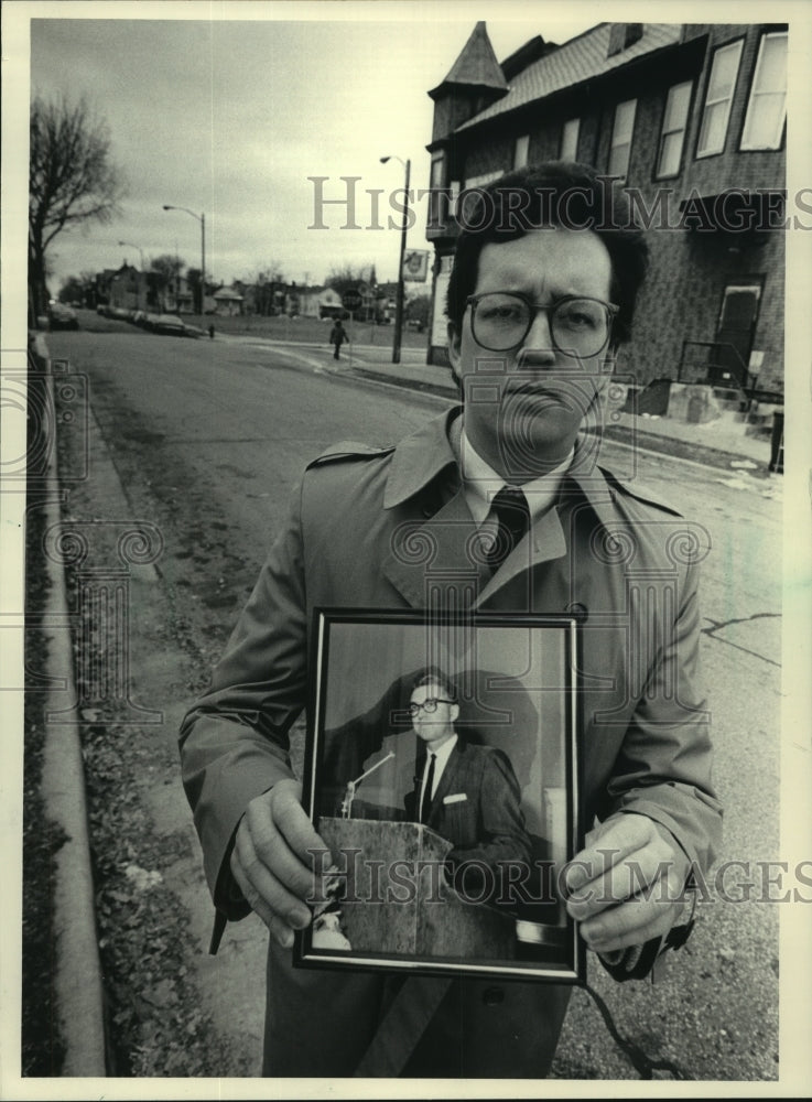 1986, Michael Plaisted, Milwaukee attorney, holds photo of his father - Historic Images