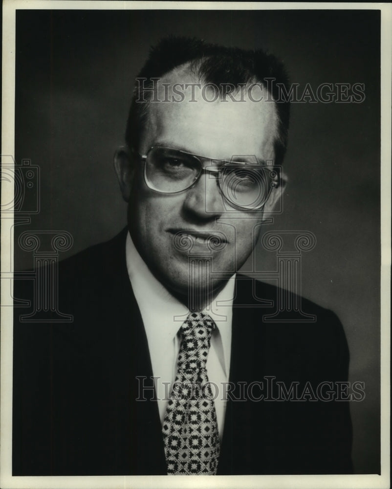 1976 Press Photo John L. Platner of Allis-Chalmers Corp. in Milwaukee - Historic Images