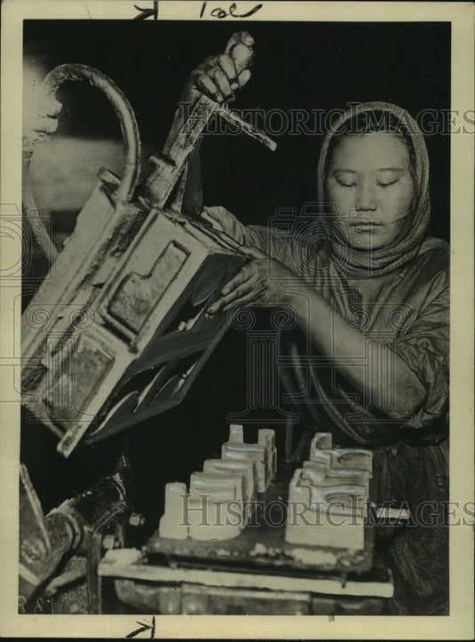 1931 Press Photo Mongoloid foundry worker in Russia - mjc02858 - Historic Images