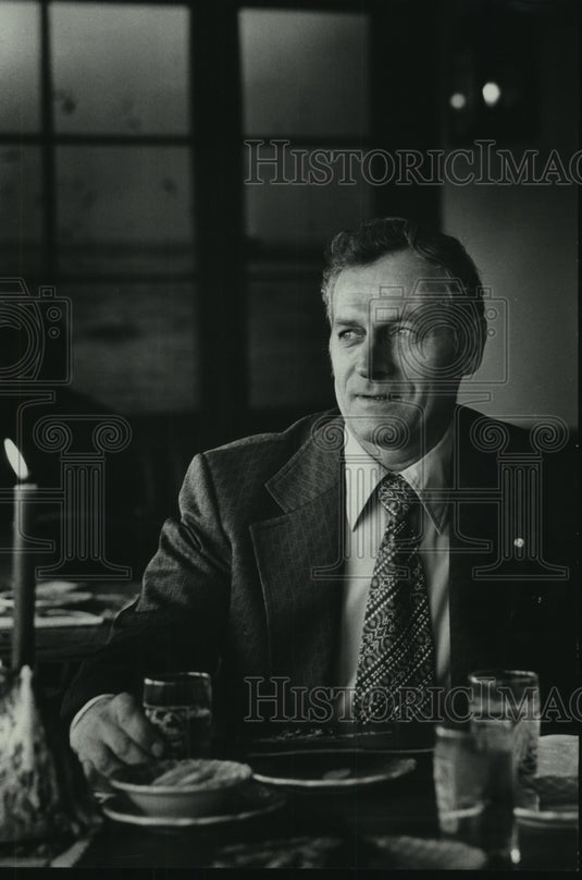1976 Press Photo Lincoln Smith, President, Smith Bros. of Port Washington, Inc. - Historic Images