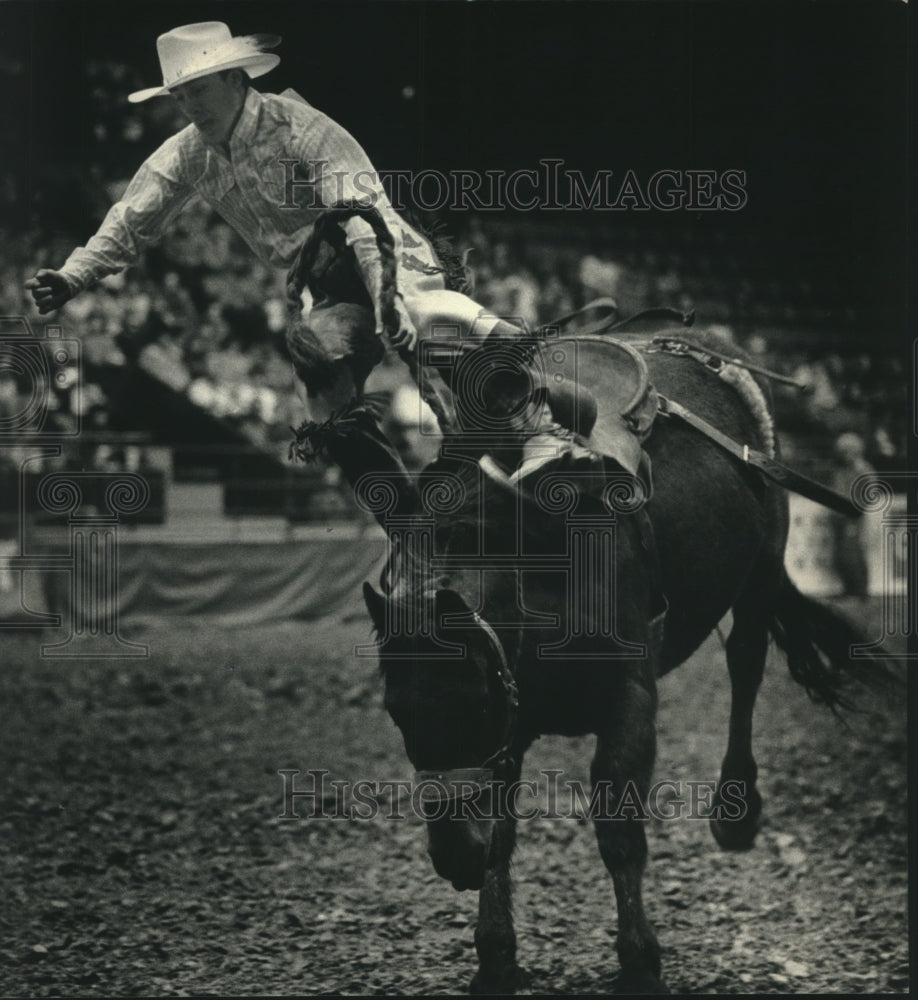 1987 Press Photo Mike Merchant thrown from his bronco at Milwaukee Rodeo - Historic Images