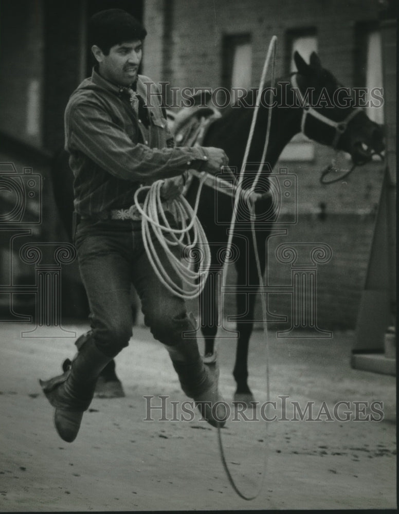 1993 Press Photo Rope artist Geraldo Diaz, Wonago Rodeo, Milwaukee - mjc02895 - Historic Images