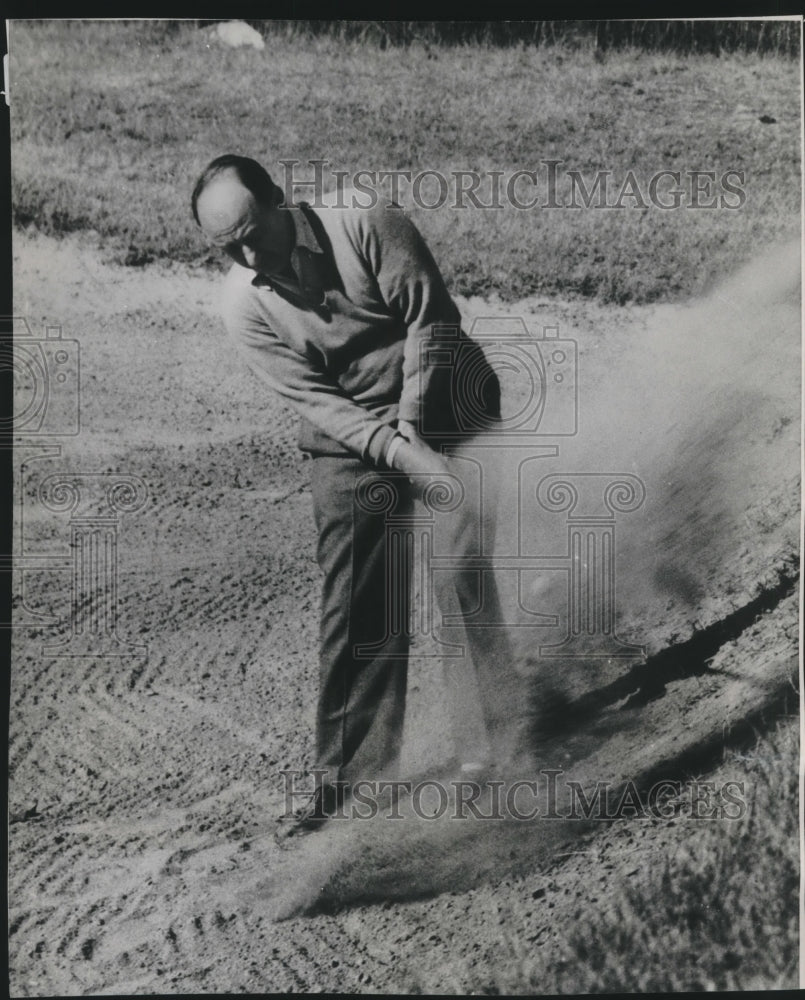 1952 Press Photo Adlai Stevenson plays golf after winning gubernatorial election - Historic Images