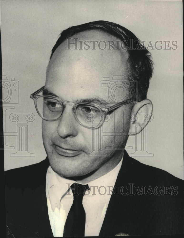 1966 Press Photo Adlai Stevenson III talks to newsmen about his father's funeral - Historic Images