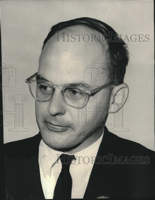 1966 Press Photo Adlai Stevenson III talks to newsmen about his father's funeral - Historic Images